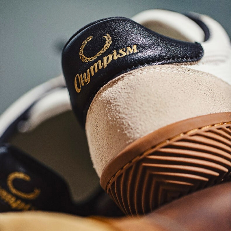 Klassiska sneakers för män och kvinnor i mocka, bekväma för alla tillfällen.