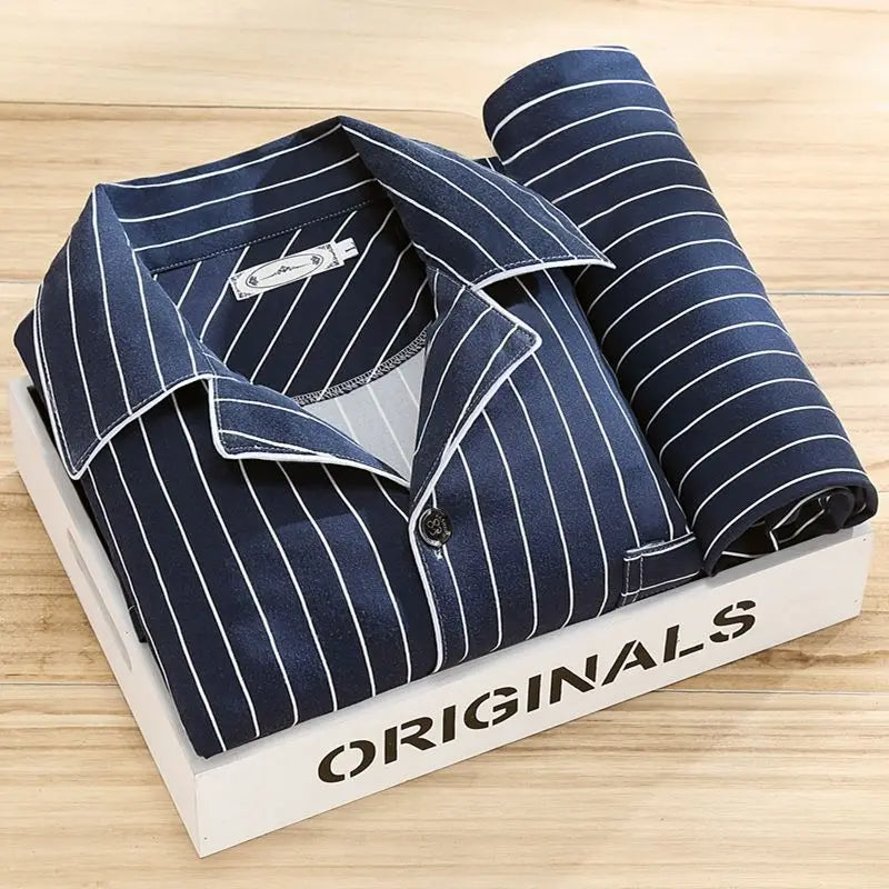 Klassisk herrpyjamas med elegant design, skjorta och byxor. Ett tidlöst val för nattkläder.