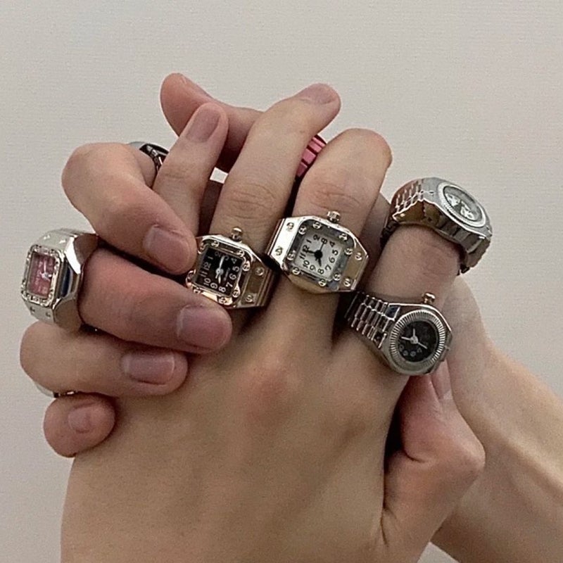 "Klockring med unisex design i olika färger, visar elegant rem och klart urtavlans display, perfekt för par."