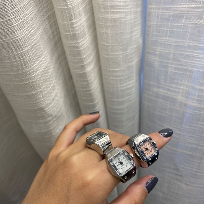 "Klockring med unisex design i olika färger, visar elegant rem och klart urtavlans display, perfekt för par."