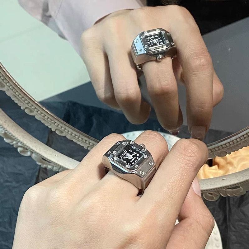 "Klockring med unisex design i olika färger, visar elegant rem och klart urtavlans display, perfekt för par."