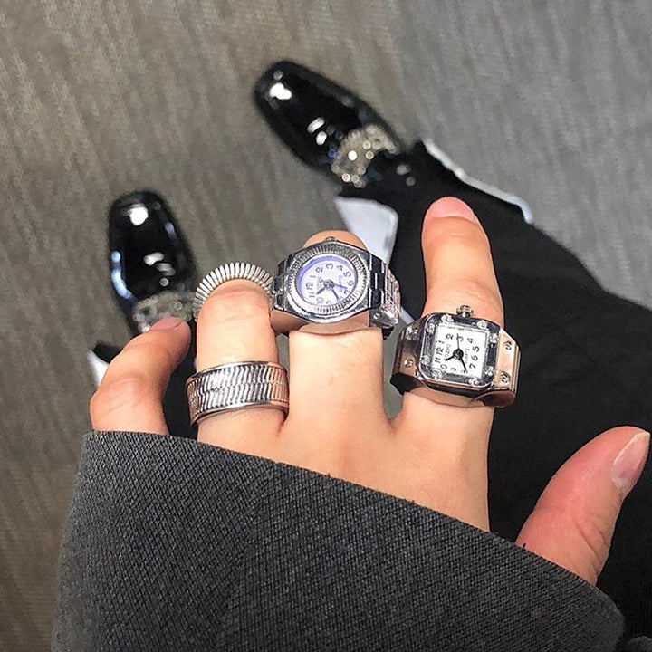 "Klockring med unisex design i olika färger, visar elegant rem och klart urtavlans display, perfekt för par."