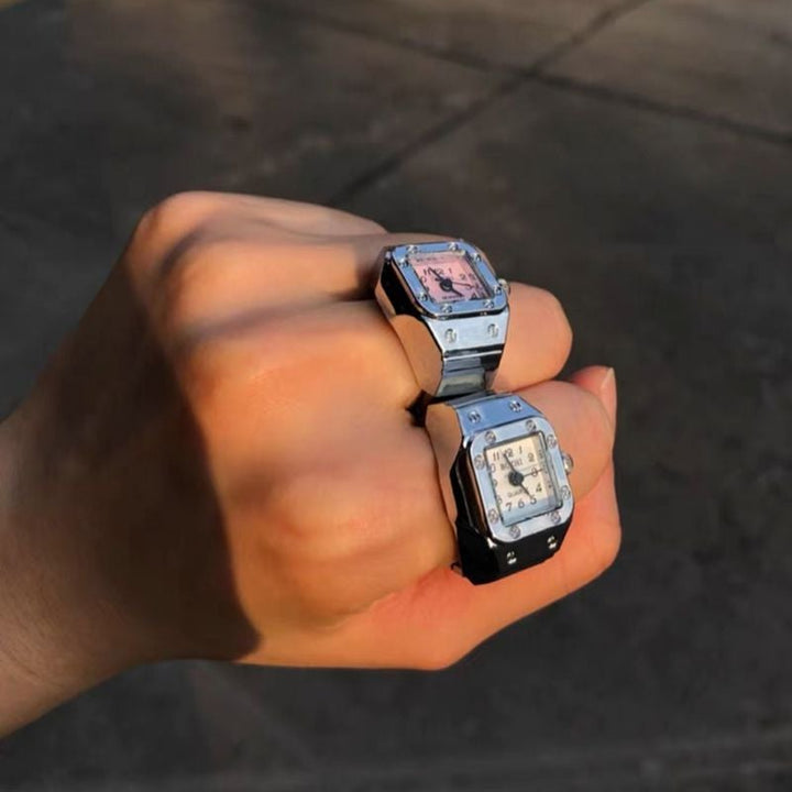 "Klockring med unisex design i olika färger, visar elegant rem och klart urtavlans display, perfekt för par."