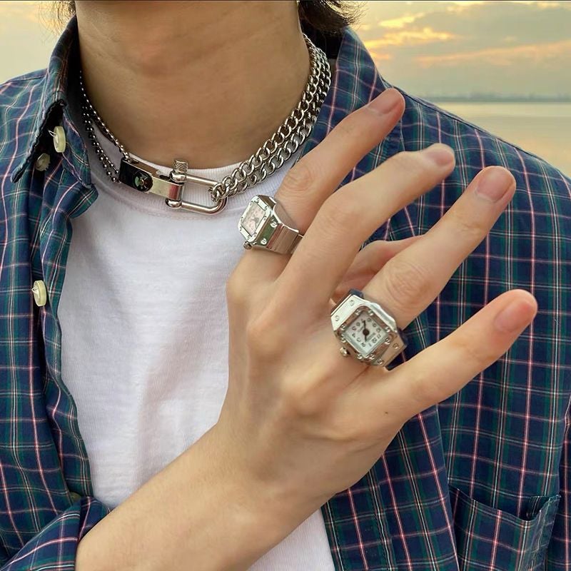 "Klockring med unisex design i olika färger, visar elegant rem och klart urtavlans display, perfekt för par."