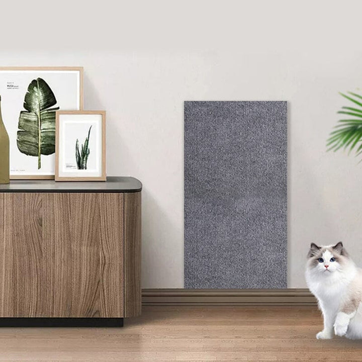 "Klösmatta för katter i polyester, finns i khaki, ljusgrå och mörkgrå. Hållbar lösning för skydd av möbler."