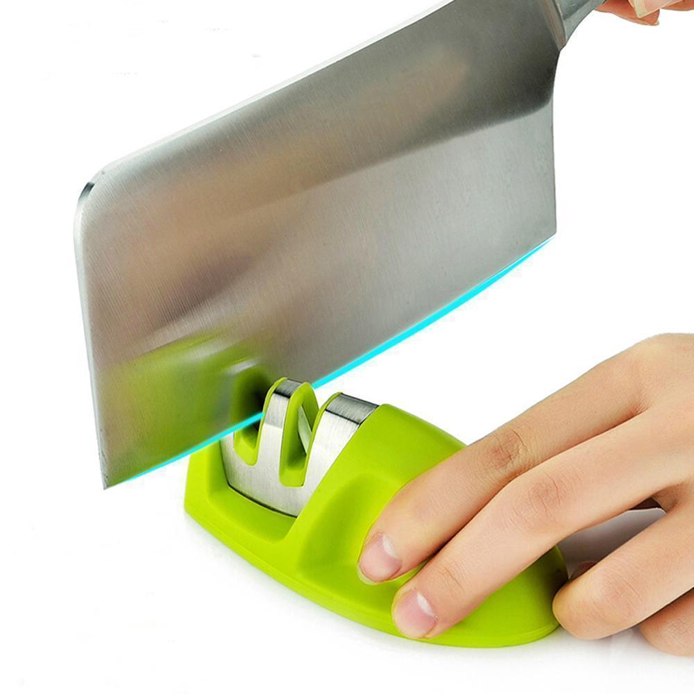 "Knivslipare med dubbel funktion i röd, svart och grön. Kompakt design, effektiv slipning, säker användning."