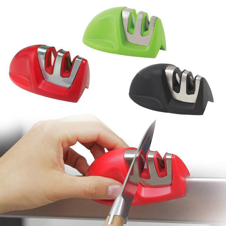 "Knivslipare med dubbel funktion i röd, svart och grön. Kompakt design, effektiv slipning, säker användning."