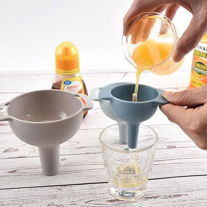 "Köksassistent blå med sil och tratt, 4-delad uppsättning. Förhindrar spill vid hantering av oljor och torra ingredienser."