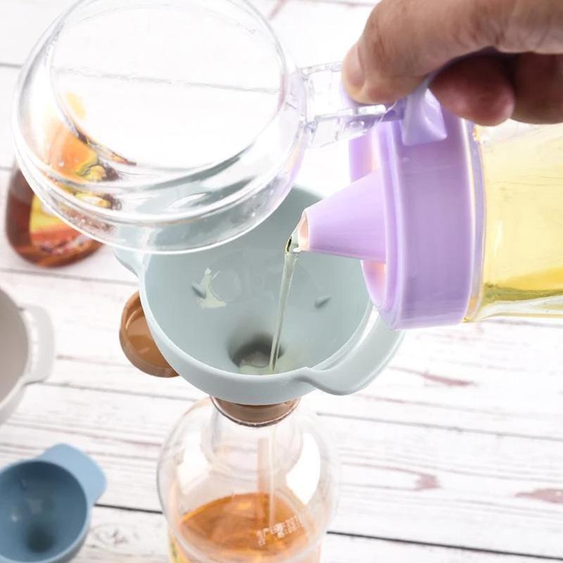 "Köksassistent blå med sil och tratt, 4-delad uppsättning. Förhindrar spill vid hantering av oljor och torra ingredienser."