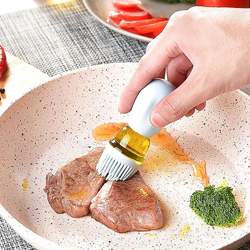 "Köksoljeflaska med borste i silikon och PE-material, idealisk för matlagning, bakning och grillning."