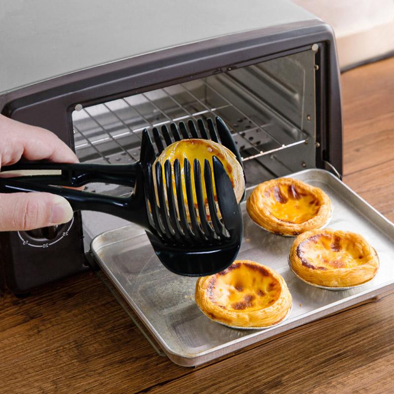 "Köksskärare i grön och svart ABS-plast, ergonomiska handtag, skär frukt och grönsaker snabbt och säkert."