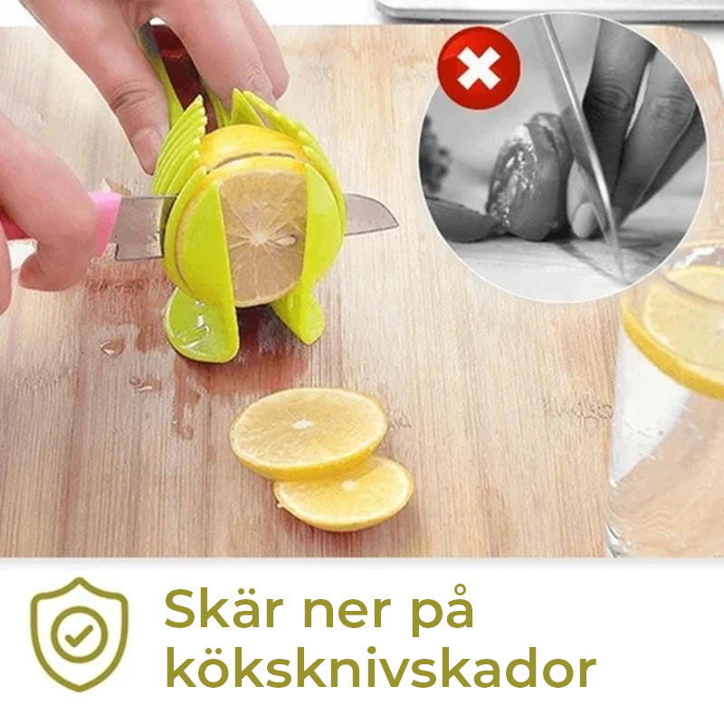 "Köksskärare i grön och svart ABS-plast, ergonomiska handtag, skär frukt och grönsaker snabbt och säkert."