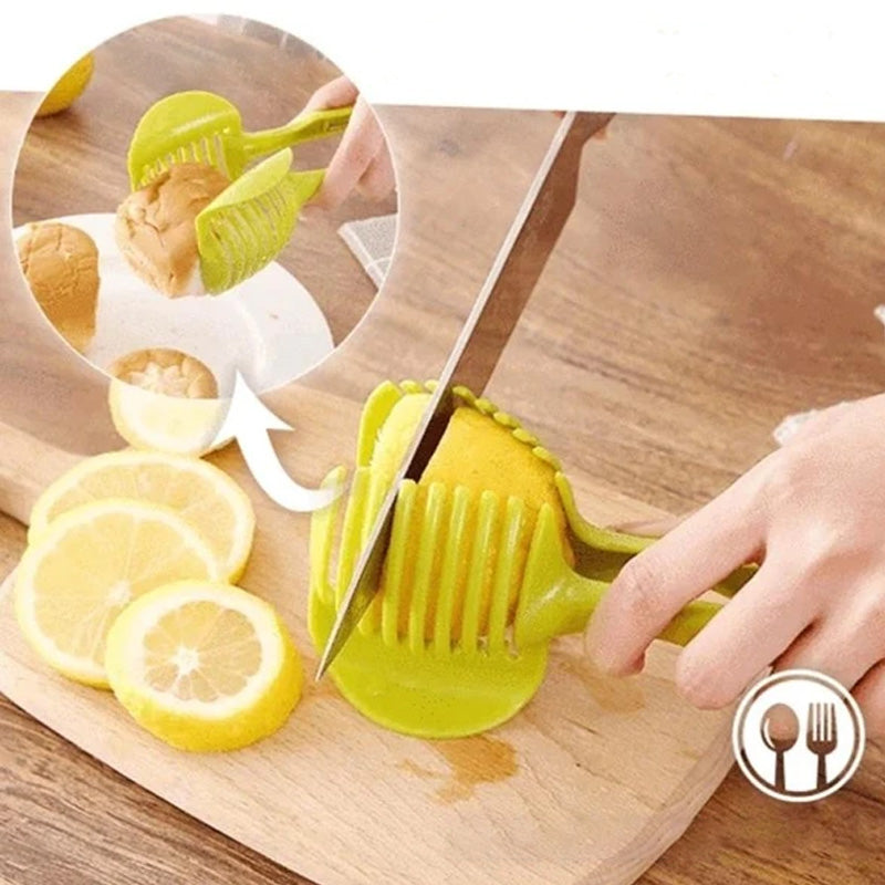 "Köksskärare i grön och svart ABS-plast, ergonomiska handtag, skär frukt och grönsaker snabbt och säkert."