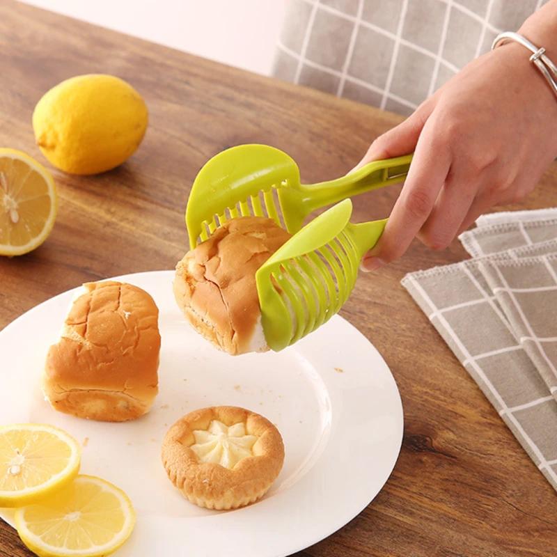 "Köksskärare i grön och svart ABS-plast, ergonomiska handtag, skär frukt och grönsaker snabbt och säkert."