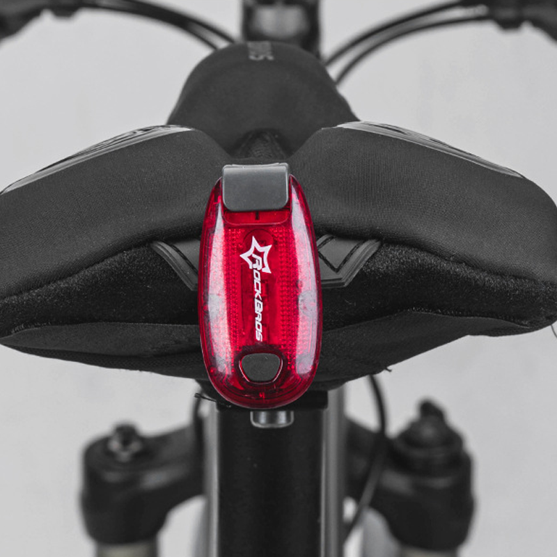 "Komfortabelt cykelsadelöverdrag av gel och memory foam för stötdämpning, svart med blått, perfekt för cykelturer."