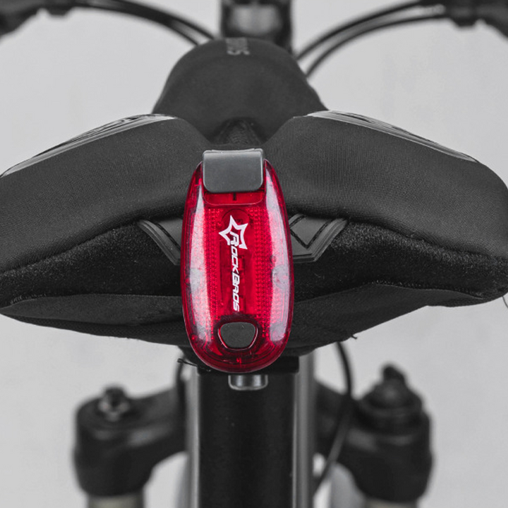 "Komfortabelt cykelsadelöverdrag av gel och memory foam för stötdämpning, svart med blått, perfekt för cykelturer."