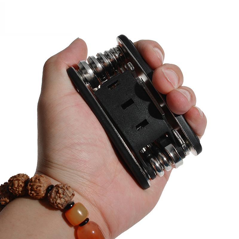 "Kompakt 12 i 1 cykelverktyg i svart kolstål för enkel bärbarhet och hållbara reparationer."