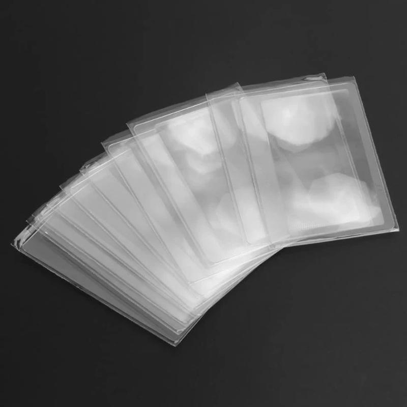 "Kompakt, genomskinligt PVC kreditkortsförstoringsglas för läsning, förstorar text 3x, lätt att bära i plånboken."