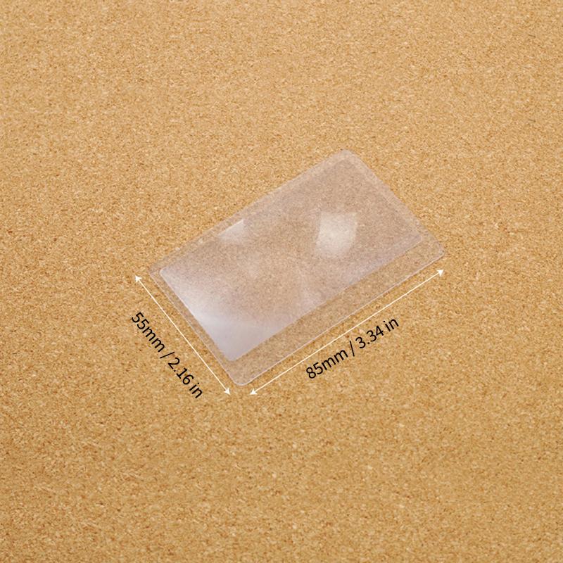 "Kompakt, genomskinligt PVC kreditkortsförstoringsglas för läsning, förstorar text 3x, lätt att bära i plånboken."