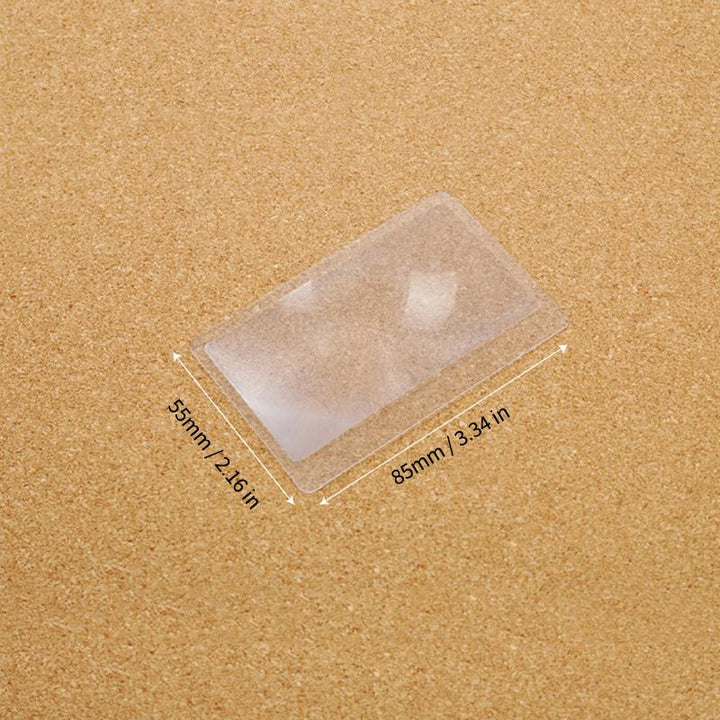 "Kompakt, genomskinligt PVC kreditkortsförstoringsglas för läsning, förstorar text 3x, lätt att bära i plånboken."