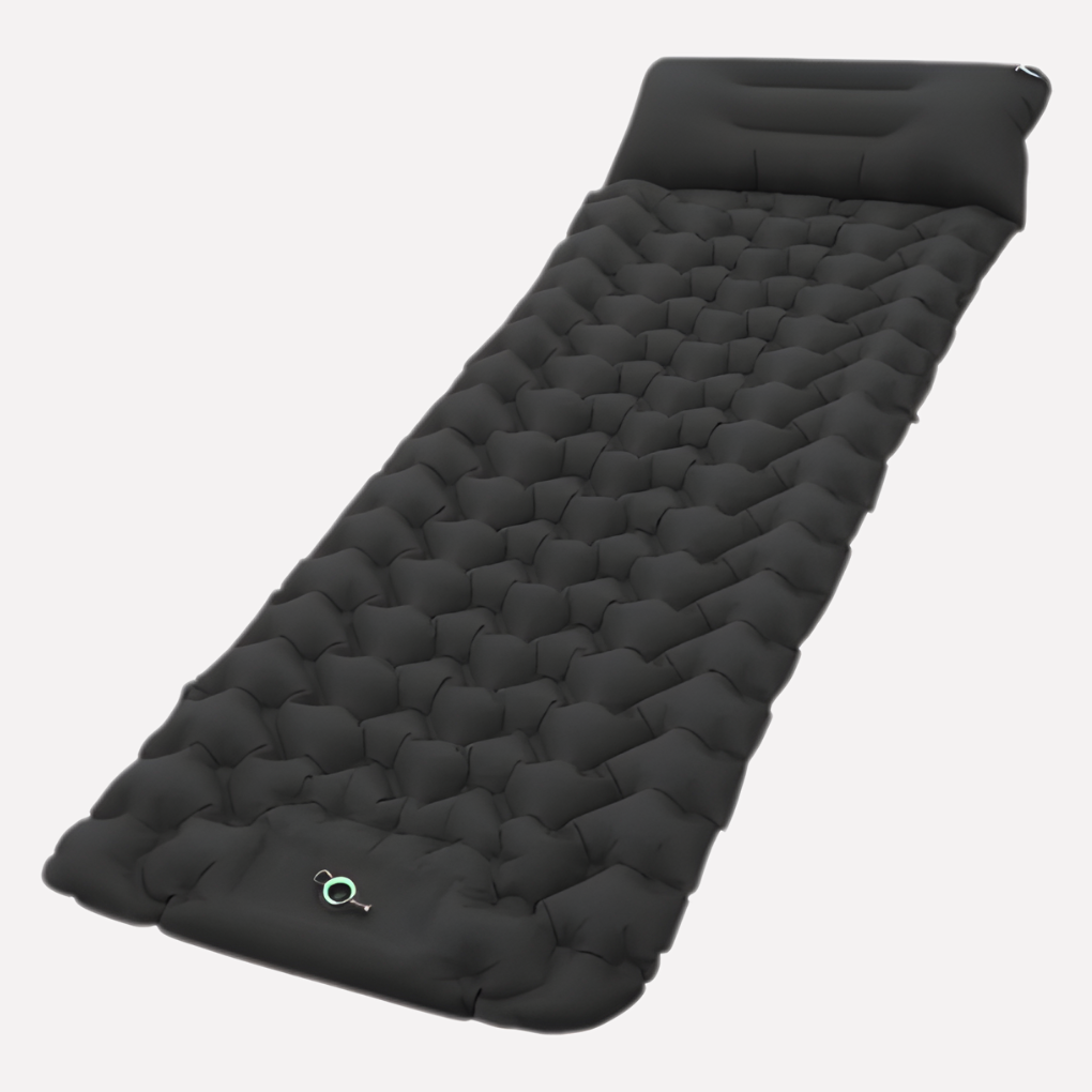 Sovmatta utrullad i tält vid campingplats, med skog i bakgrunden. Perfekt för bekväm sömn utomhus på resan.
