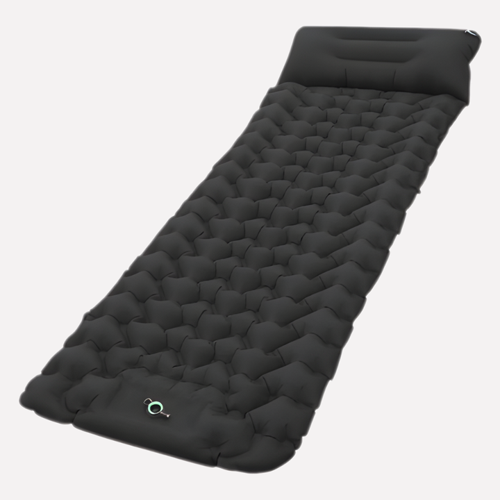 Sovmatta utrullad i tält vid campingplats, med skog i bakgrunden. Perfekt för bekväm sömn utomhus på resan.