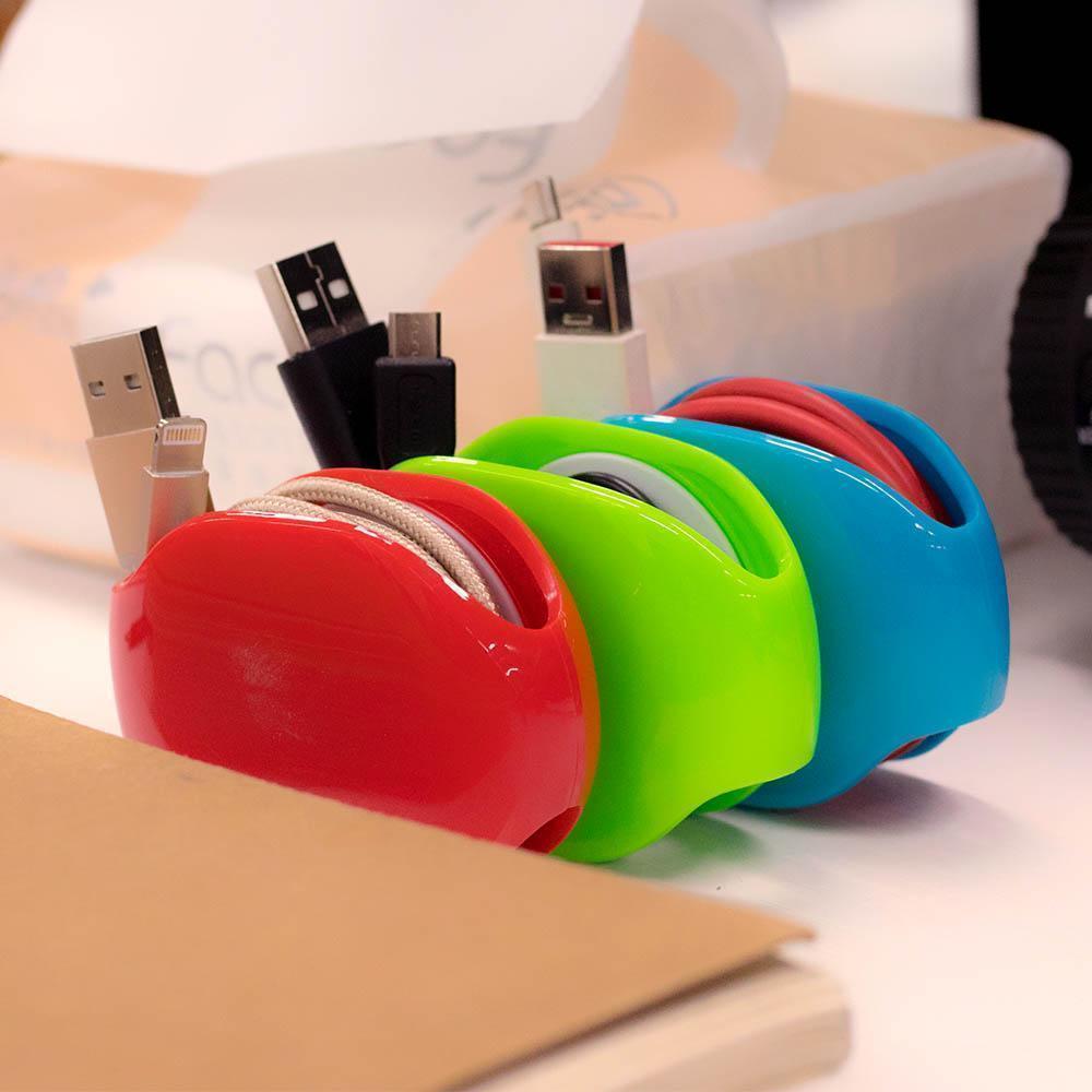 "Kompakt kabelhanterare i flera färger, perfekt för resor, håller kablar organiserade och skyddar mot smuts samt skador."