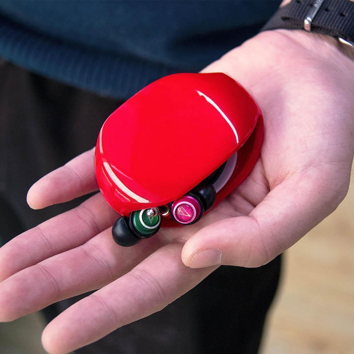 "Kompakt kabelhanterare i flera färger, perfekt för resor, håller kablar organiserade och skyddar mot smuts samt skador."