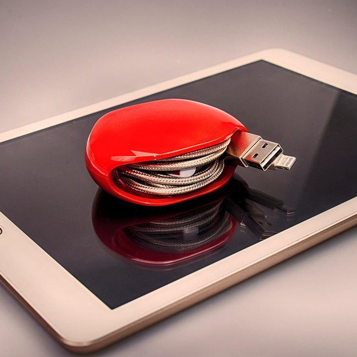 "Kompakt kabelhanterare i flera färger, perfekt för resor, håller kablar organiserade och skyddar mot smuts samt skador."