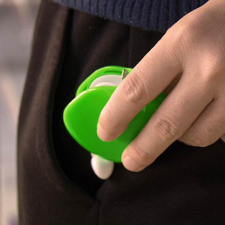 "Kompakt kabelhanterare i flera färger, perfekt för resor, håller kablar organiserade och skyddar mot smuts samt skador."