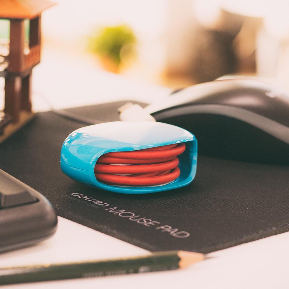 "Kompakt kabelhanterare i flera färger, perfekt för resor, håller kablar organiserade och skyddar mot smuts samt skador."