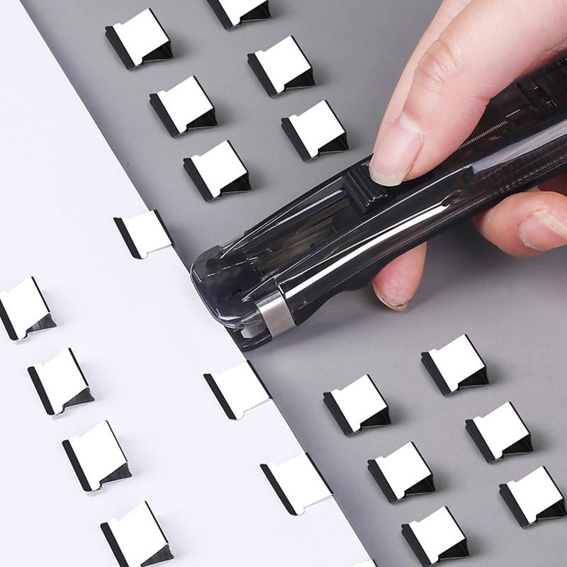 "Kompakt klippautomat i blå och vit färg, ergonomisk design med anti-skid funktion för kontor och hem."