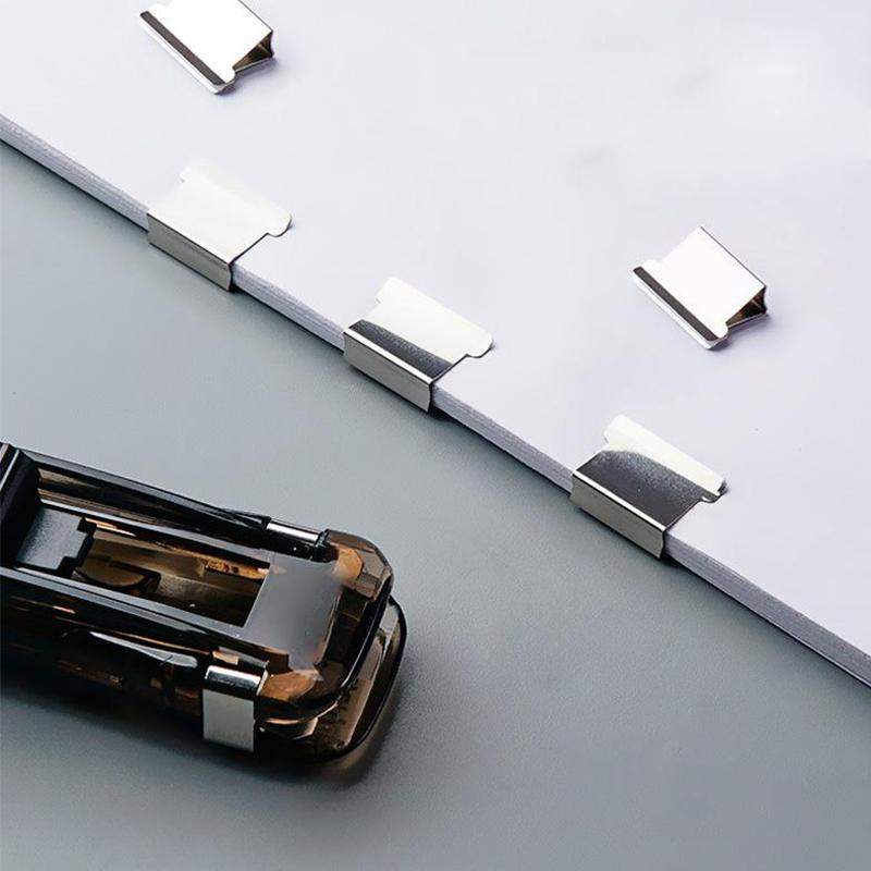 "Kompakt klippautomat i blå och vit färg, ergonomisk design med anti-skid funktion för kontor och hem."