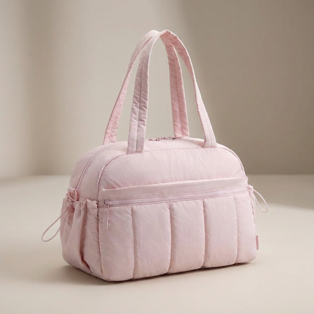 Beige Aerelle duffelväska, kompakt och lätt. Idealisk som handbagage eller weekendväska för resor.