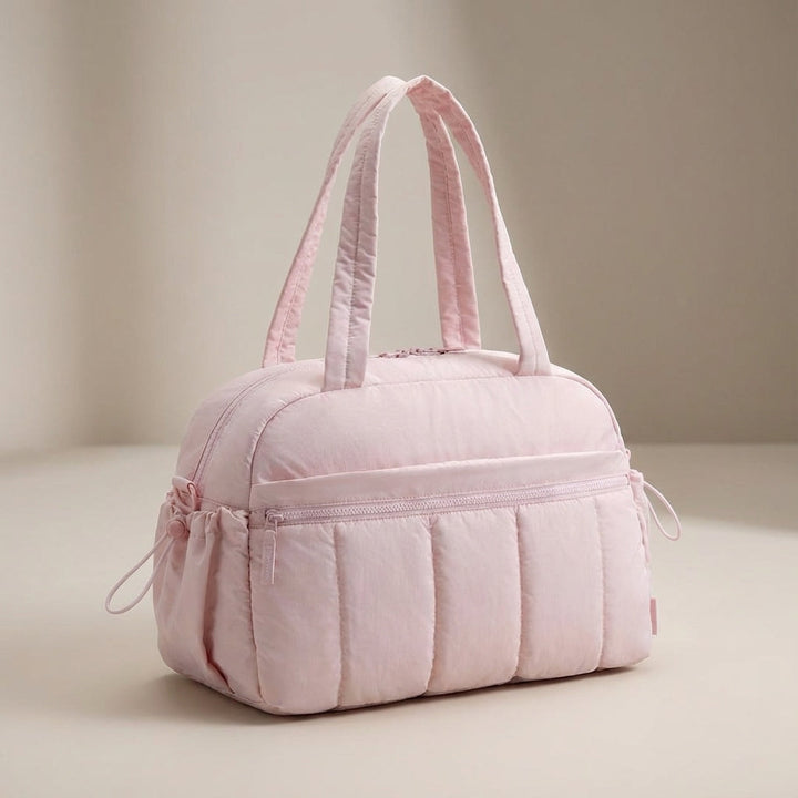 Beige Aerelle duffelväska, kompakt och lätt. Idealisk som handbagage eller weekendväska för resor.