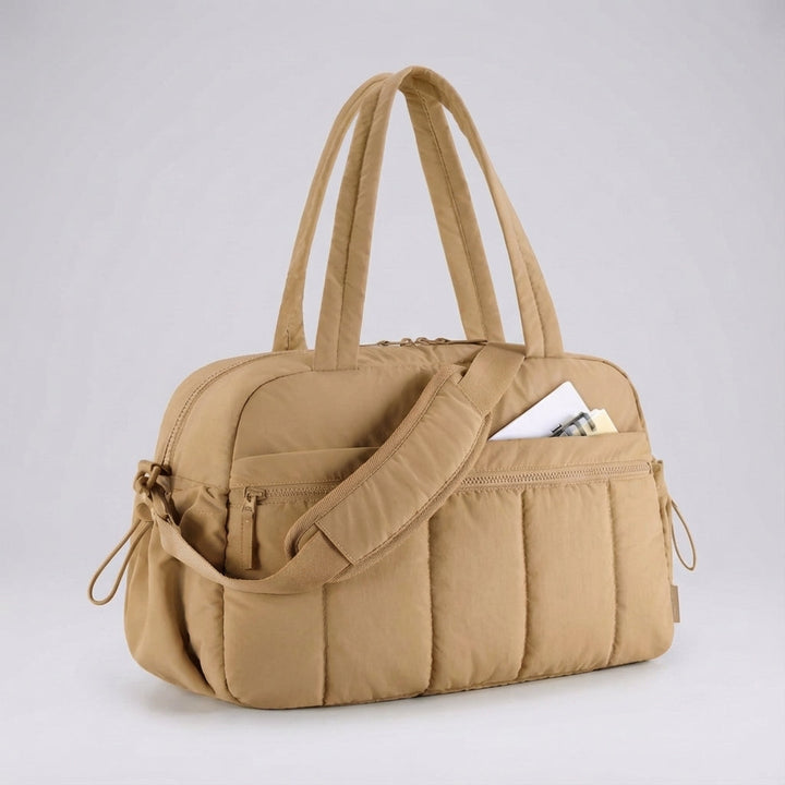 Aerelle kompakt duffelväska med justerbar axelrem, perfekt för handbagage på flyget eller gymträning.