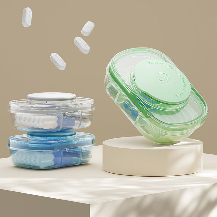 Kompakt medicingurkkärna med 3 fack i grön, blå och vit, ergonomisk design för enkel förvaring av piller.