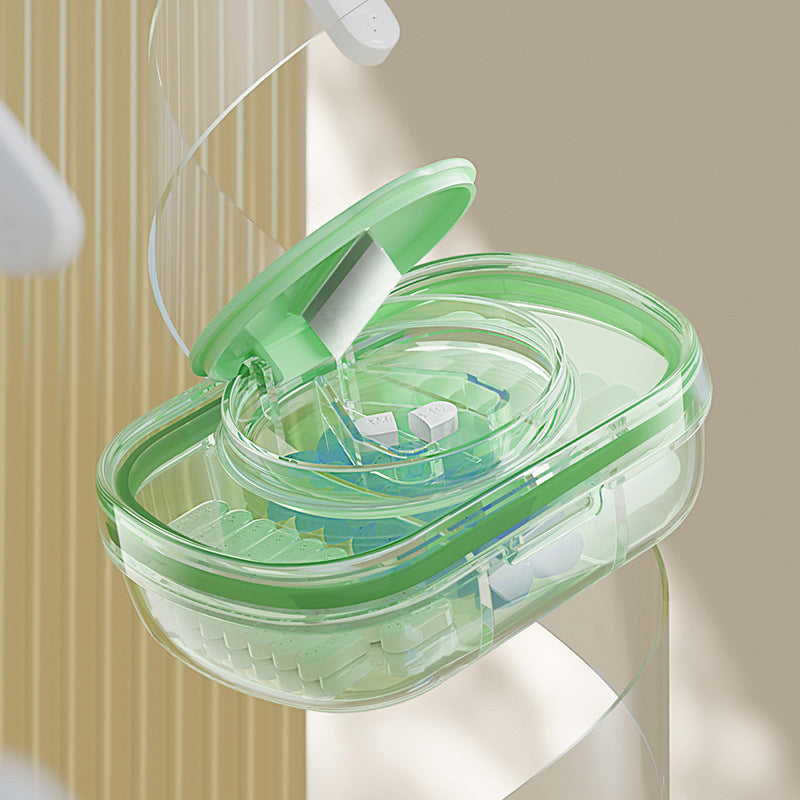 Kompakt medicingurkkärna med 3 fack i grön, blå och vit, ergonomisk design för enkel förvaring av piller.
