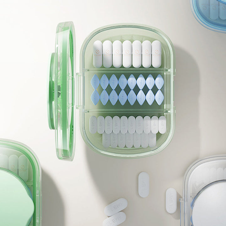 Kompakt medicingurkkärna med 3 fack i grön, blå och vit, ergonomisk design för enkel förvaring av piller.