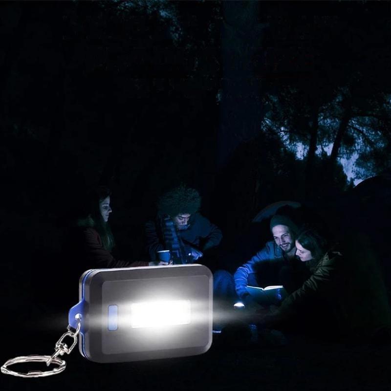 "Kompakt mini LED-ficklampa nyckelring i svart med 3 ljuslägen, perfekt för nattvandring och camping."