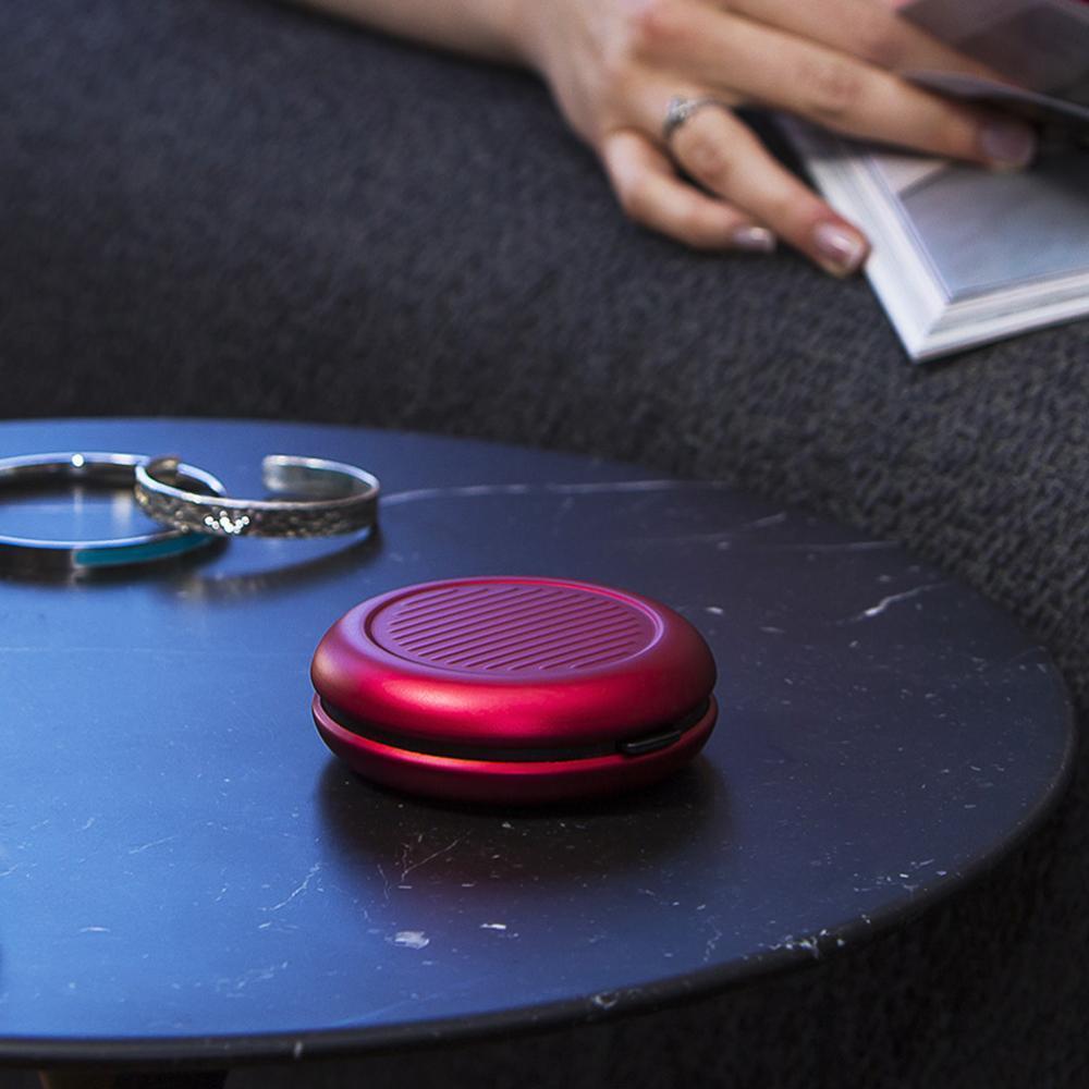 "Kompakt myntdispenser i aluminium, rund form, hållbar och lätt, för smidig myntorganisation, elegant och mångfärgad."