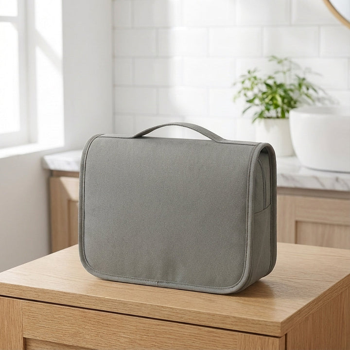Kompakt necessär för resa. Håller toalettartiklar organiserade. Perfekt resetillbehör i unisex design.