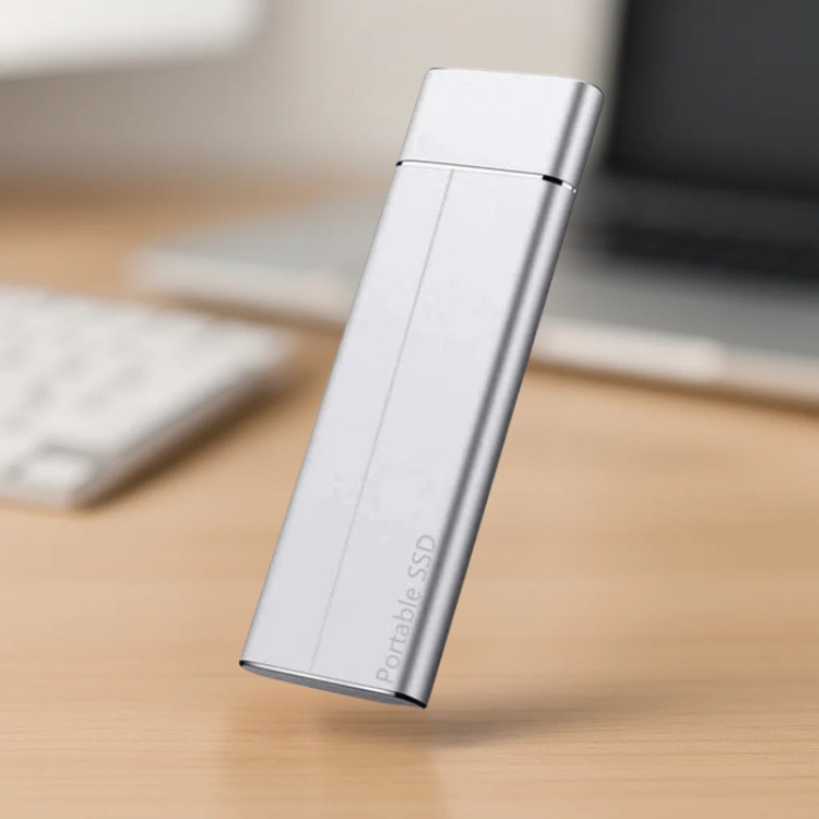 Person håller en kompakt, portabel extern SSD, redo för snabb datalagring och säker backup av filer.