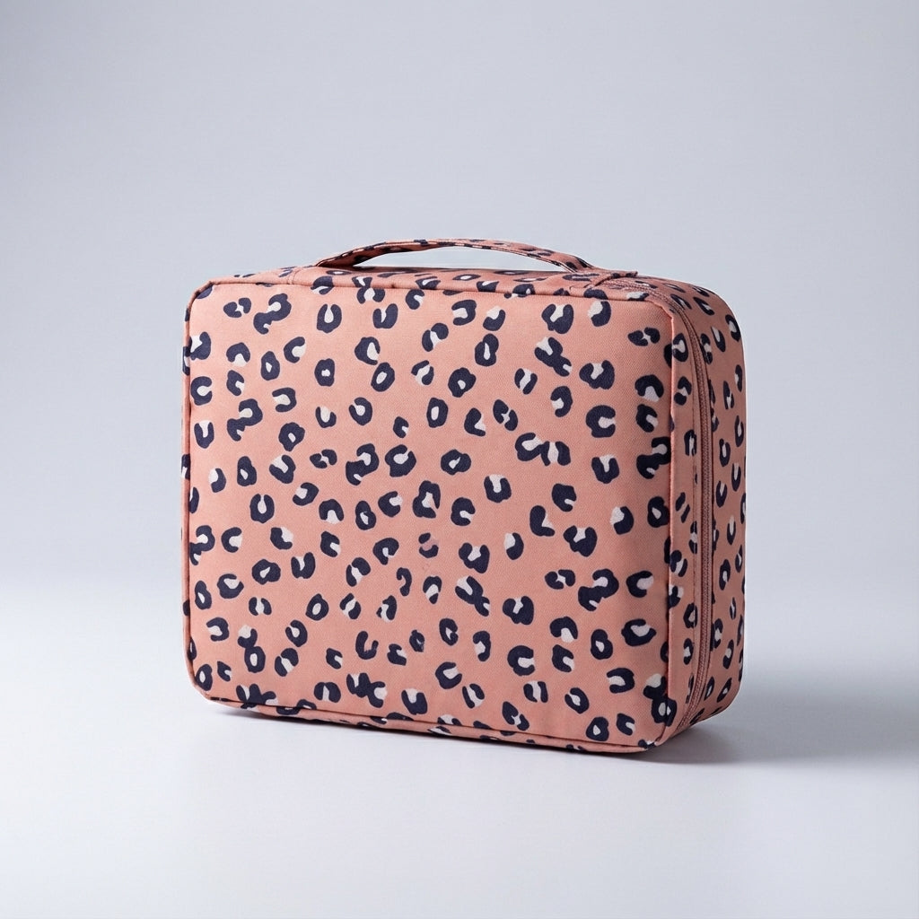 Snyggt kosmetikfodral med dragkedja. Kompakt design för enkel transport av makeup. Perfekt presentidé.