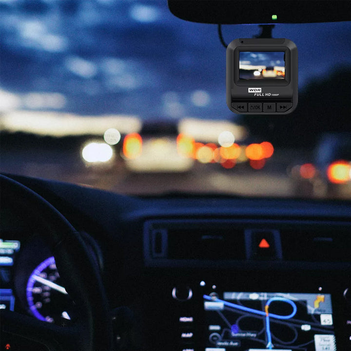 "Kompakt svart dashboard kamera med IR-sikt, loopinspelning, 360° roterbart klipp och 32GB minne, perfekt för alla äventyr."