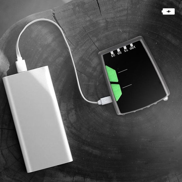 "Kompakt svart klämm-på LED-hattlampa med geststyrd teknik, justerbar vinkel och USB-laddning för handsfree belysning."