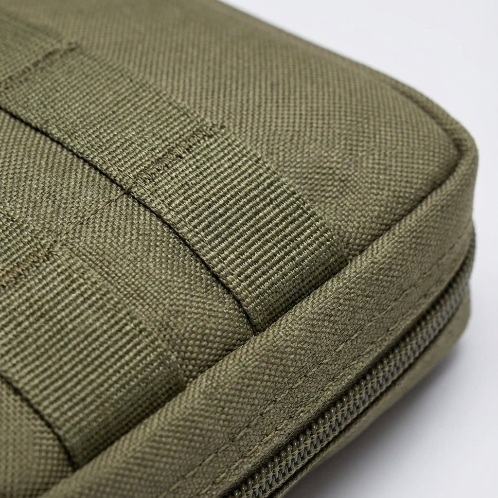 Svart taktisk bältesväska i slitstark nylon, kompakt och idealisk för EDC och äventyr med MOLLE-system.