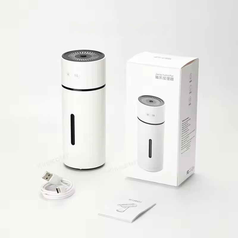 Portabel USB-driven resefuktare med ultraljudsteknik och LED-ljus. Tyst och kompakt för bil eller kontor.
