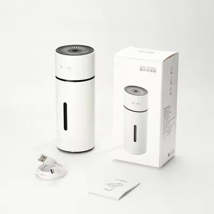 Portabel USB-driven resefuktare med ultraljudsteknik och LED-ljus. Tyst och kompakt för bil eller kontor.