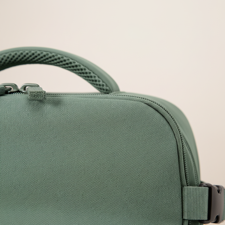 Olivgrön CabinMate kabinryggsäck, unisex. Perfekt kompakt reseryggsäck & laptopryggsäck med organiserade fack.